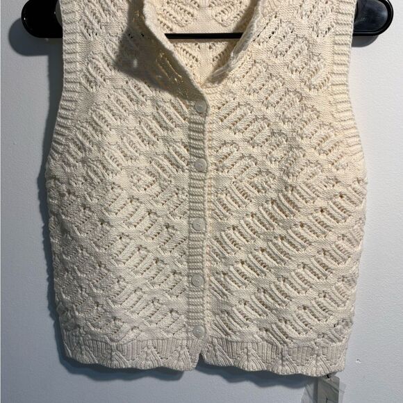 Commense Cream Sleeveless Sweater - Picture 2 of 2